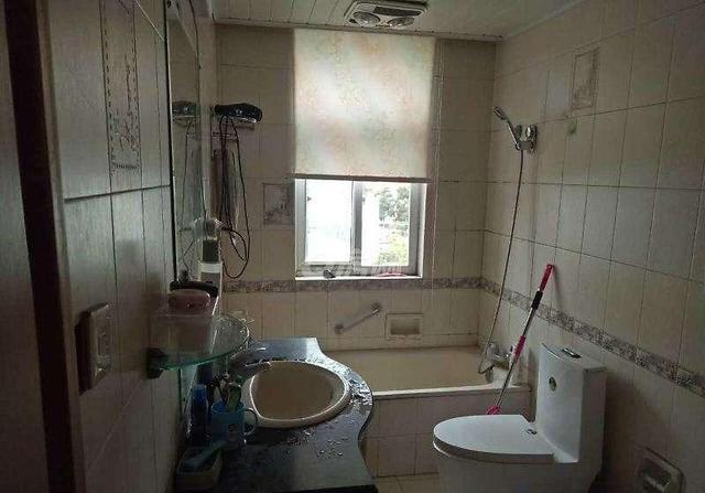 你認(rèn)為廁所放紙簍有什么意義？